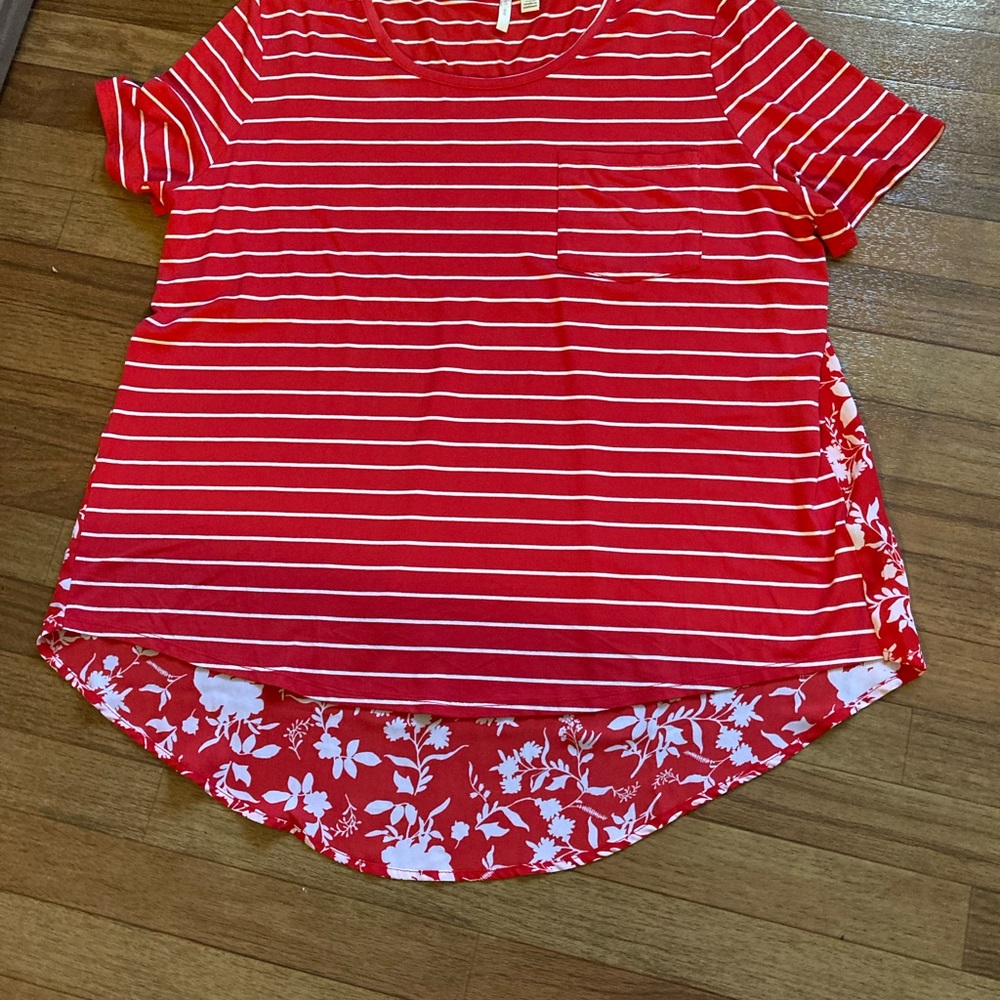 White and red shirt. Size xl.
